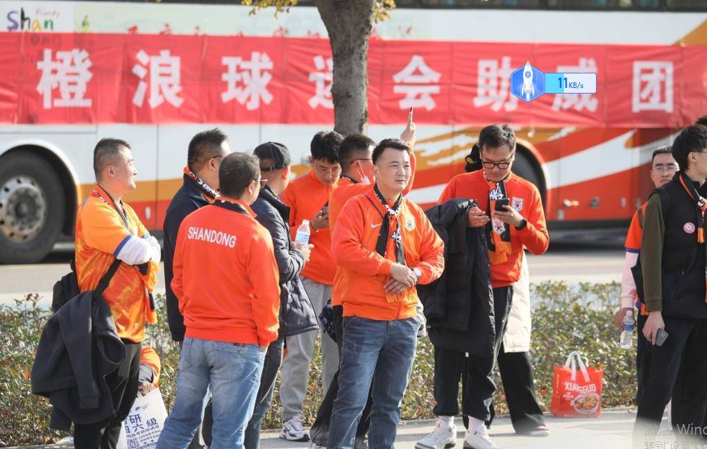 kok体育网址-新晋球星赢得球迷喝彩，燃爆赛场！